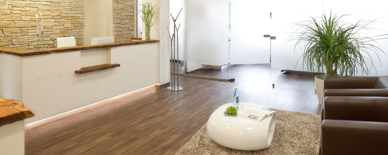 Eingangsbereich der Praxis für Endodontie in Freiburg Eingangsbereich der Praxis für Wurzelbehandlungen in Freiburg im Breisgau